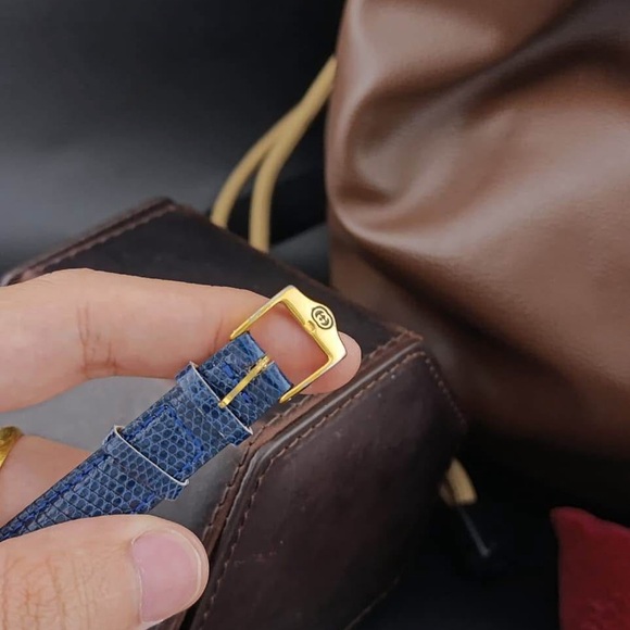 Vintage 1998 Gucci Quartz 2600L Women’s Watch
Blue and White Dial, Gold-Plated - Picture 10 of 10